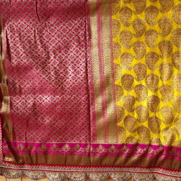 Beautiful Benaras grand yellow benaras brocade silk saree w/Rani pink border - Picture 6 of 10